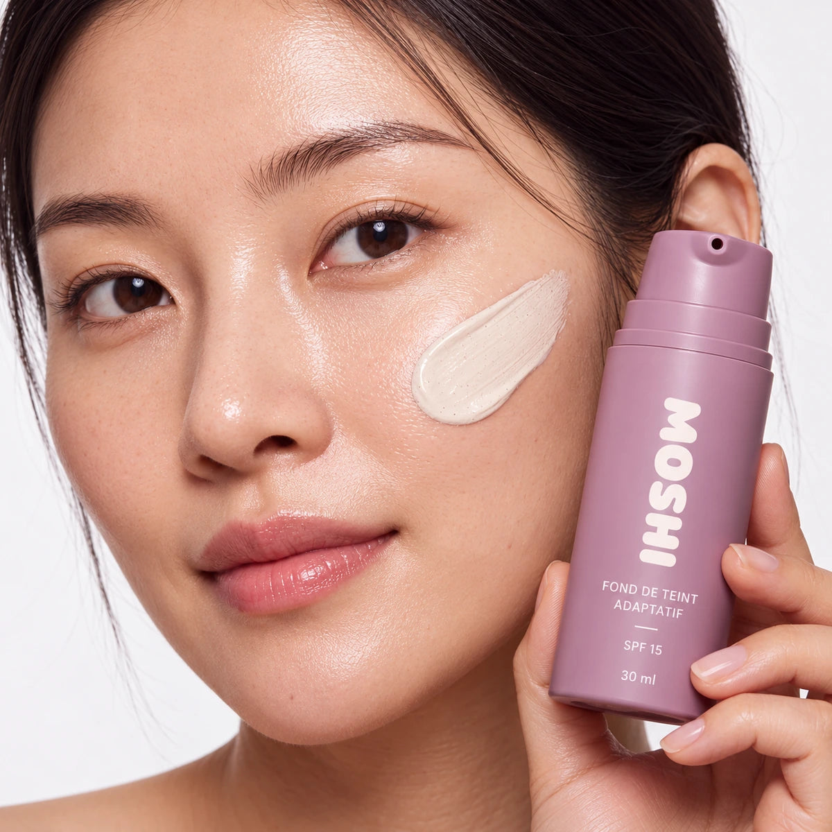 Application du fond de teint MOSHI